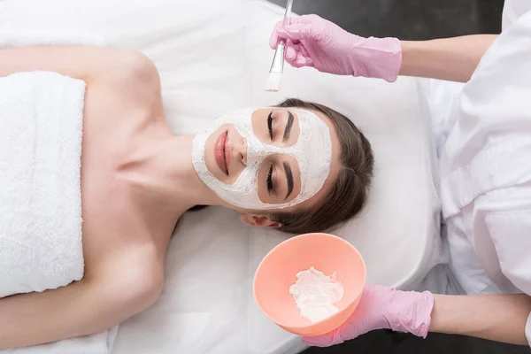 Menina lindo com cabelo escuro está descansando no salão de spa — Fotografia de Stock