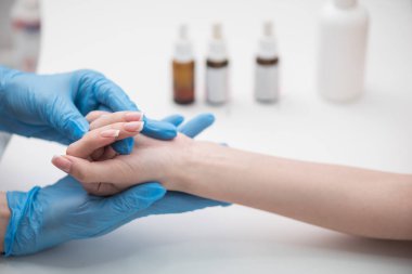 Güzellik Salonu çalışan genç kadının cuticles denetliyor