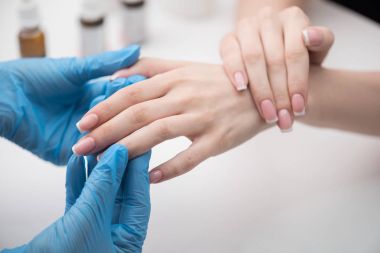 Manikürcü petrol genç kadın manikür içinde silme