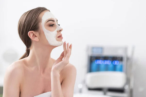 Pensive jovem está desfrutando de tratamento facial — Fotografia de Stock