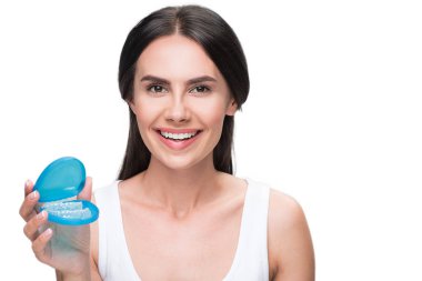 Mutlu kız ortodontik düzeltme için şeffaf plastik diş holding