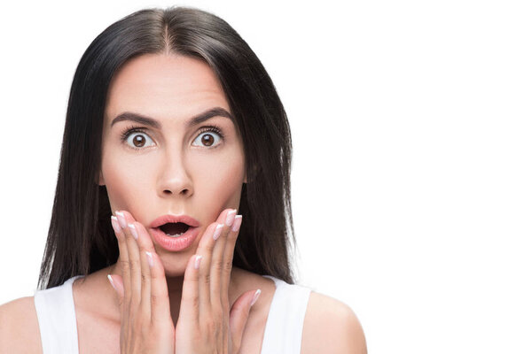 Брюнетка шокирована своей внешностью.
