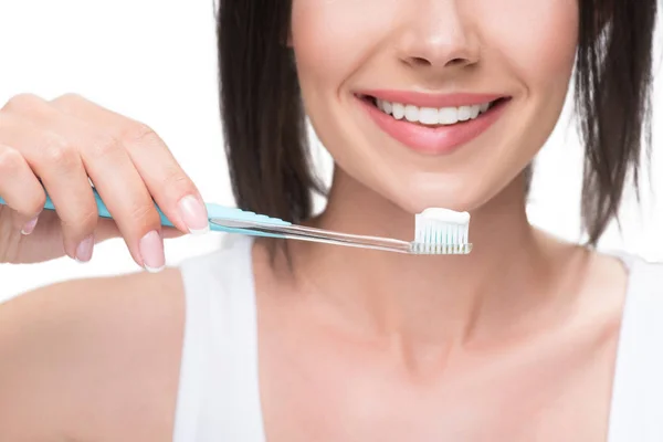Ευτυχής νεαρή γυναίκα με οδοντόβουρτσα και πάστα — Φωτογραφία Αρχείου