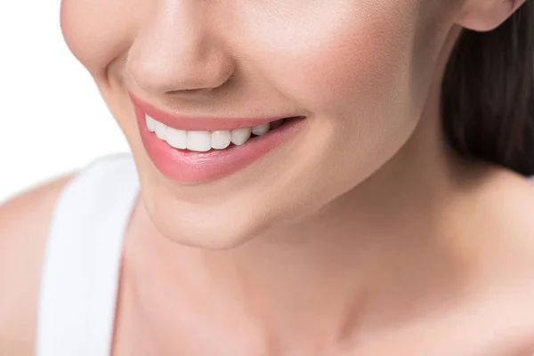 Усміхнена молода жінка з ідеальними білими зубами — стокове фото