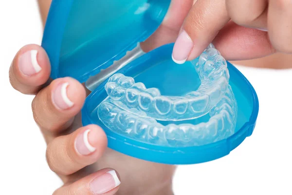 Žena zbraní zobrazeno jasných aligners v případě — Stock fotografie