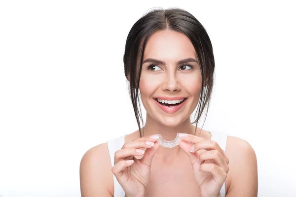 Chica feliz utilizando el dispositivo de ortodoncia para ajustar los dientes —  Fotos de Stock