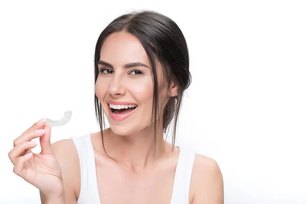 Clear aligner gösterilen neşeli genç kadın
