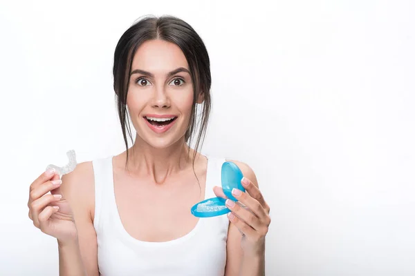 Mutlu genç kadın açık aligners sunulması