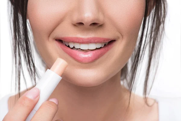 Menina alegre aplicando chapstick com prazer — Fotografia de Stock