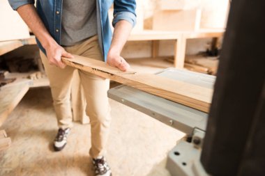 Enerjik woodworker atölyesinde duruyor