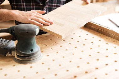 Genç woodworker atölyede zahmetli