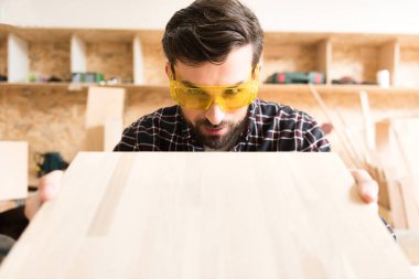 Çekici olumlu sakallı joiner zevk ile çalışma