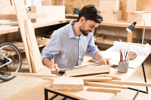 Gelukkig bebaarde hout master werken met hout strips in werkplaats — Stockfoto