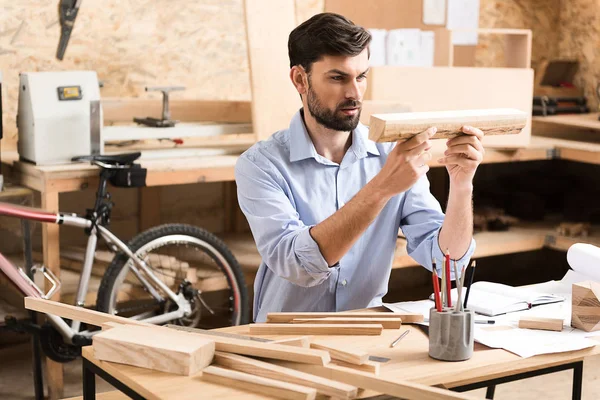 Geconcentreerd hout ambachtsman werken met grondstoffen in werkplaats — Stockfoto