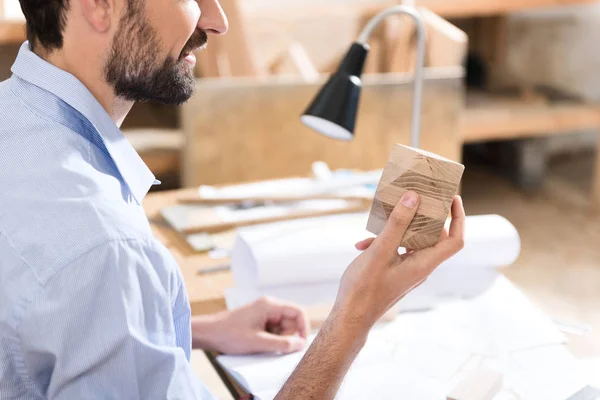 Vrolijke schrijnwerker is het ontwikkelen van nieuwe ontwerp — Stockfoto