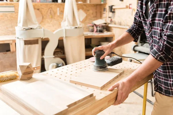 Woodworker está trabalhando cuidadosamente com equipamentos profissionais — Fotografia de Stock
