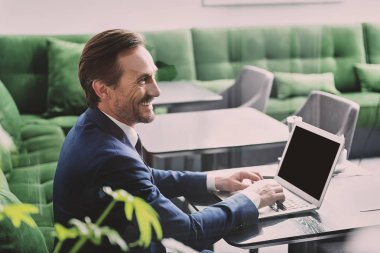 Mutlu adam laptop restoranında tipik