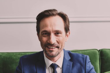 Takım elbise gülüyor neşeli adam