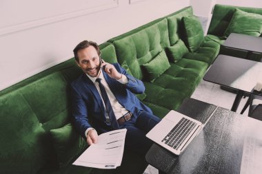 İletişim için telefon kullanarak kendine güvenen üst düzey iş adamı