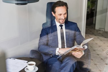 Kafeteryada kahve mola verme takım elbiseli mutlu adam