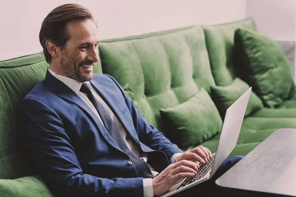 Positiv senior man använder laptop för business arbete — Stockfoto