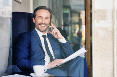 Cep telefonu kullanarak iletişim için mutlu erkek Yöneticisi