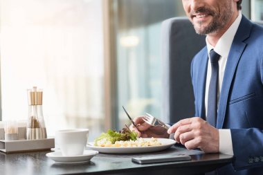 Mutlu adam kafede yemek