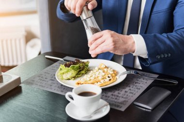 Omlet biber takım elbiseli adam