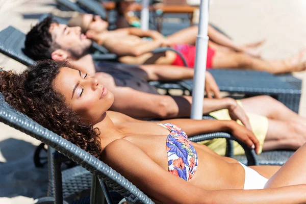 Vidám fiatalos hölgy afrikai pihen a nyári strand — Stock Fotó