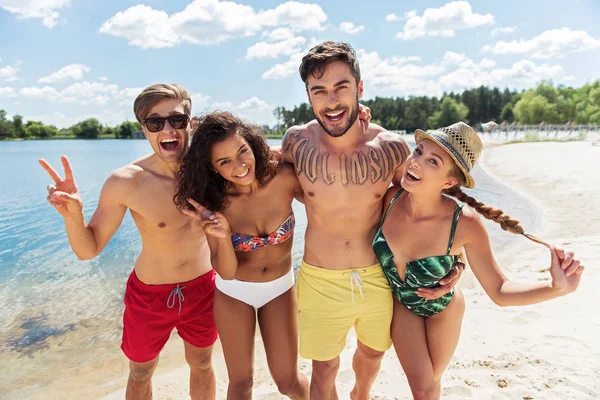 여름 해변에서 휴식 하는 네 친구의 행복 한 그룹 — 스톡 사진
