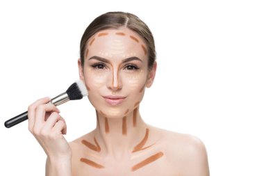 Emin gülümseyen güzel kadın kozmetik Püskül tutmak