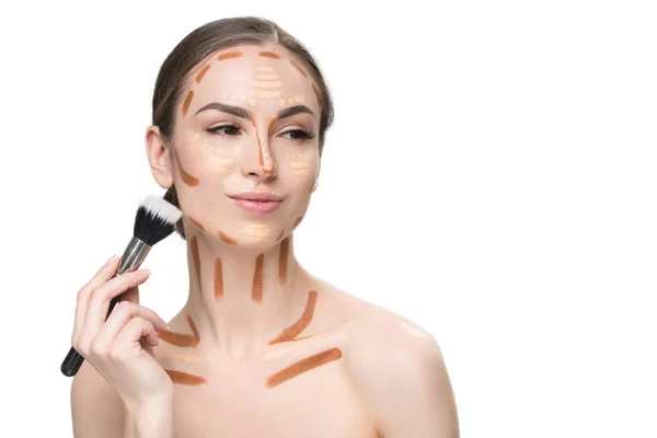 Wanita cantik yang percaya diri melakukan make-up — Stok Foto