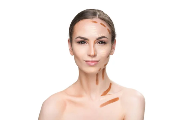 Självsäker vacker kvinna göra make-up — Stockfoto