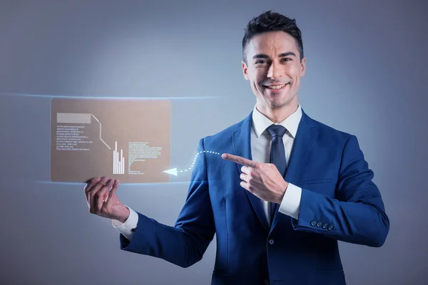 Успешный бизнесмен демонстрирует небольшую доску с графиком — стоковое фото