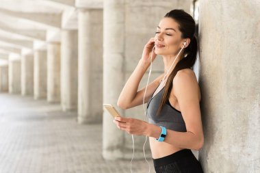 Oldukça sportif kadın eğitimden sonra dinlenme