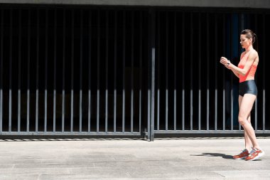 Ciddi kadın jogger smartwatch eğitim için kullanma