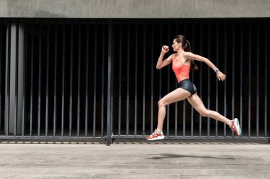 Neşeli kadın jogger eğitim açık havada