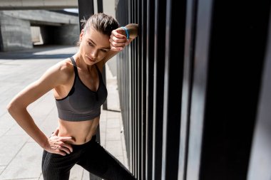 Egzersiz yaptıktan sonra dinlenme yorgun kadın atlet