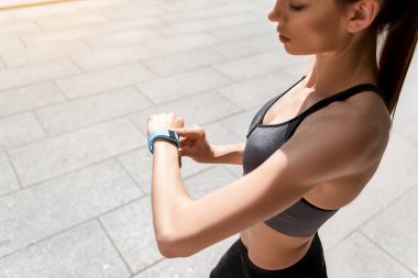 Smartwatch egzersiz için kullanan sakin sportif kız