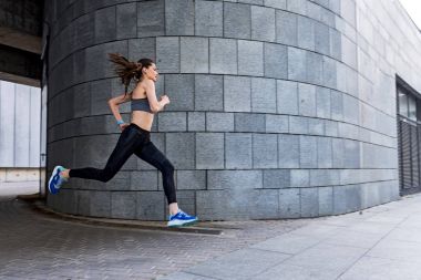 Usta kadın atlet açık havada koşu