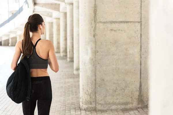 Fiduciosa ragazza in forma pronta per la formazione — Foto Stock