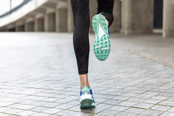 Piedi di giovane donna che fa jogging fuori — Foto Stock