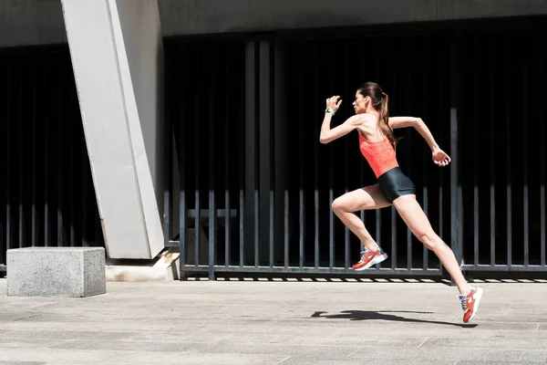 Zeker jonge vrouw joggen buiten — Stockfoto