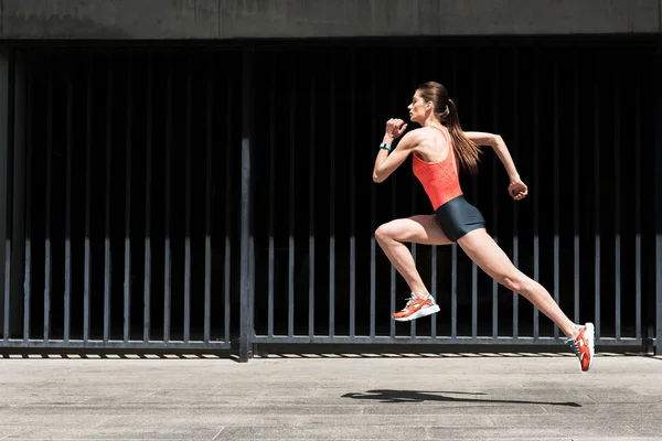 Giovane donna sicura di sé correre all'aperto — Foto Stock