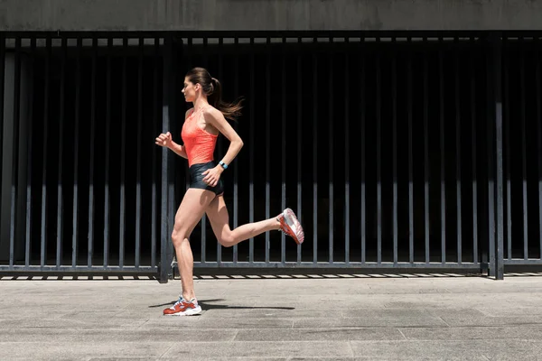 Sokakta koşu uygun genç kadın