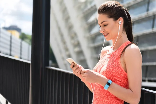 Ajuste mujer joven disfrutando de la canción favorita después del deporte —  Fotos de Stock