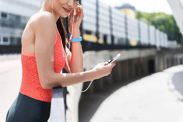 Deportiva emocionada escuchando la canción al aire libre —  Fotos de Stock