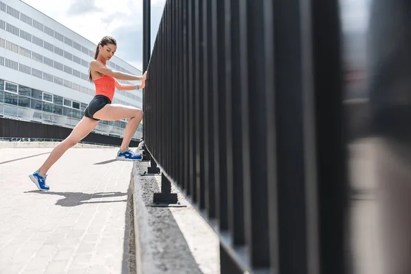 Apto menina treinando seu corpo para correr — Fotografia de Stock