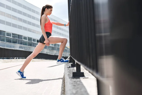 Zelfbewuste jonge vrouw voet stretching op stoep voordat u — Stockfoto