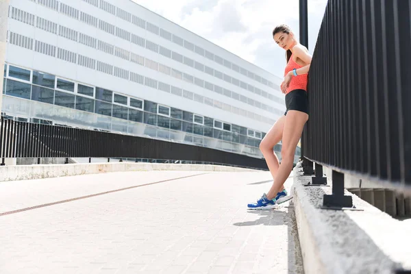 Vertrouwen vrouwelijke atleet rusten na de training — Stockfoto